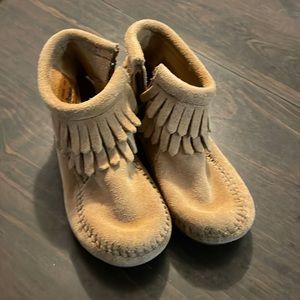 Minnetonka fringed moccasins. Little girls size 9.